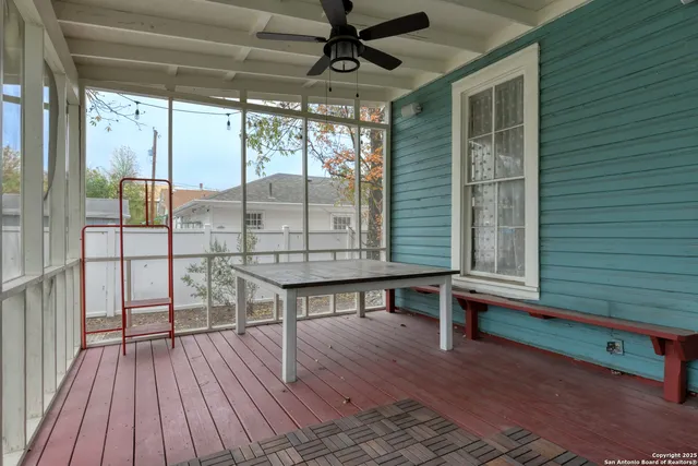 a view of a house with back yard