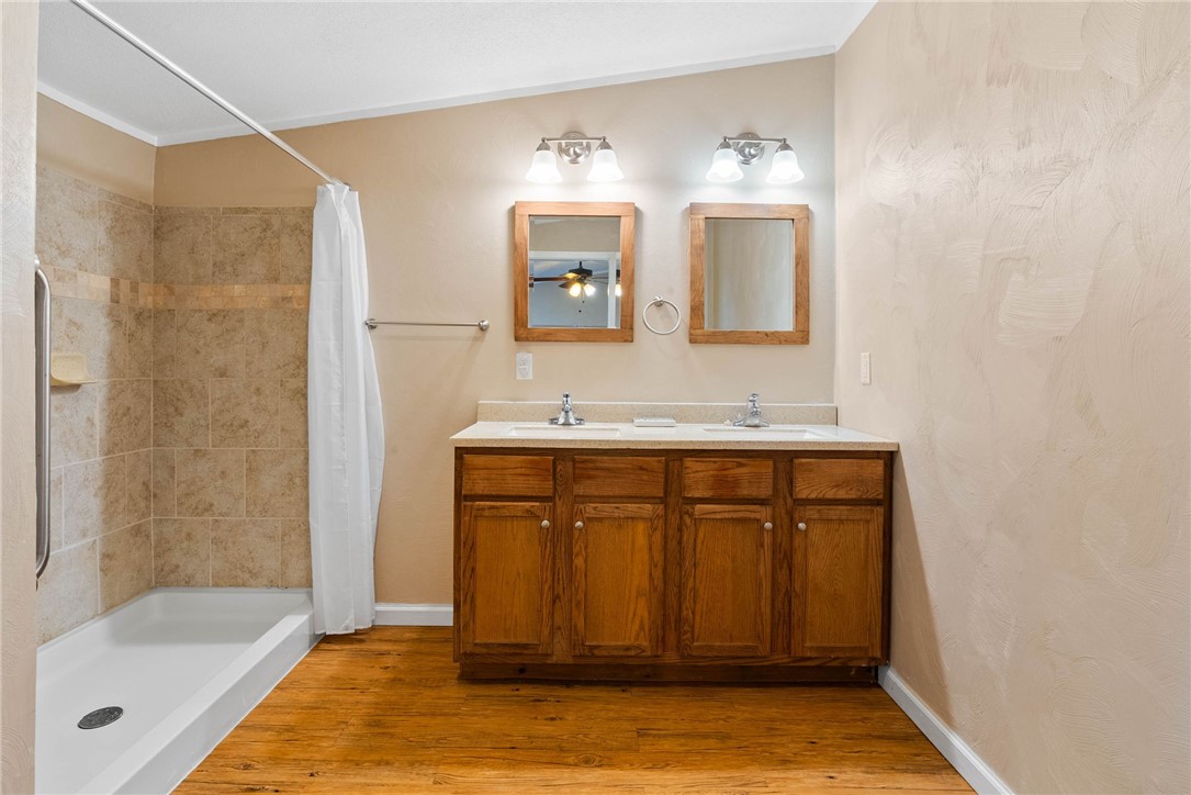 4752 Homestead Lane Robstown, TX 78380 - Photo 10 of 22 a bathroom with a sink mirror and a bathtub