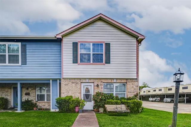 a view of a yard in front of a house