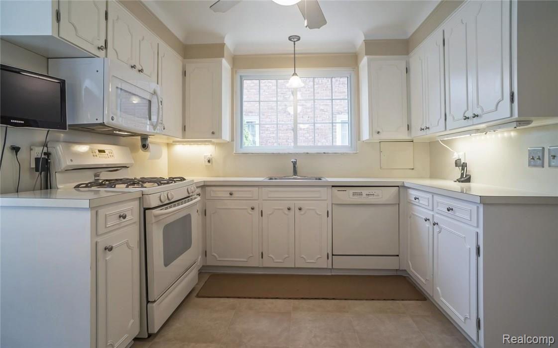 272 Merriweather Road Grosse Pointe, MI 48236 - Photo 3 of 18 11-photo-web-1680x1050-133545.jpg