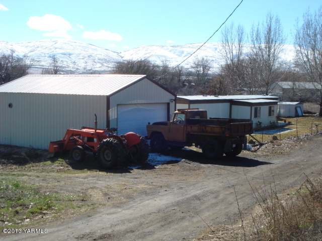 16692 Ahtanum Road Yakima, WA 98903 - Photo 2 of 7 a view of a terrace with a bench