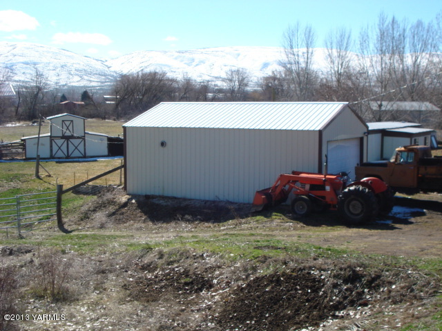 16692 Ahtanum Road Yakima, WA 98903 - Photo 3 of 7 a view of a backyard