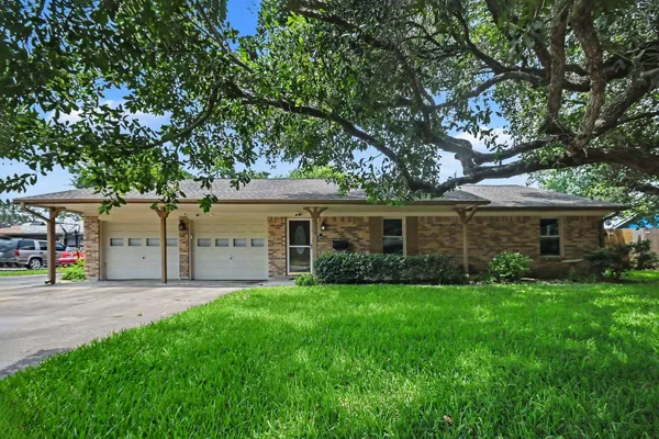 $330,000 | 913 Cannan Drive, Angleton, TX 77515