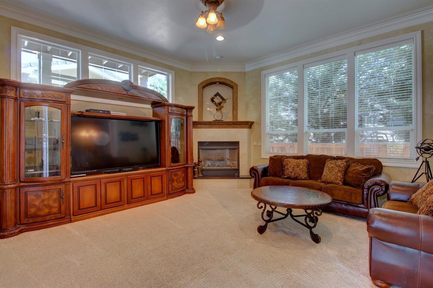 569 Grey Hawk Way Central Point, OR 97502 - Photo 13 of 35 Large living room has built in BOSE surr
