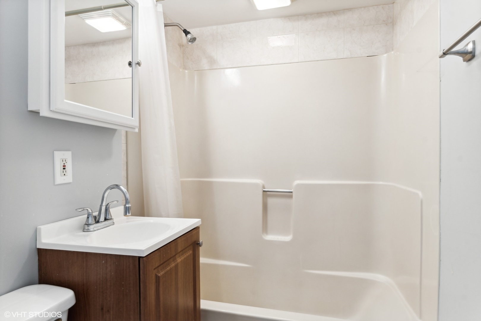 41 Golfview Road Lake Zurich, IL 60047 - Photo 8 of 12 a bathroom with a sink a toilet and shower