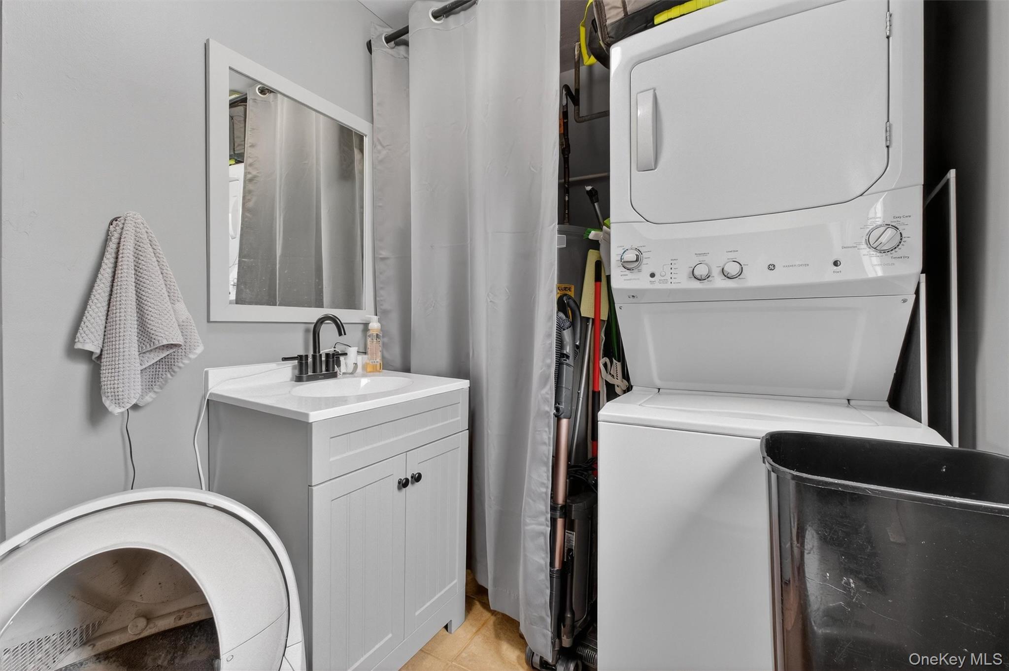 1813-1815 Hunterbrook Road Yorktown Heights, NY 10598 - Photo 35 of 41 1/2 bath with washer/dryer