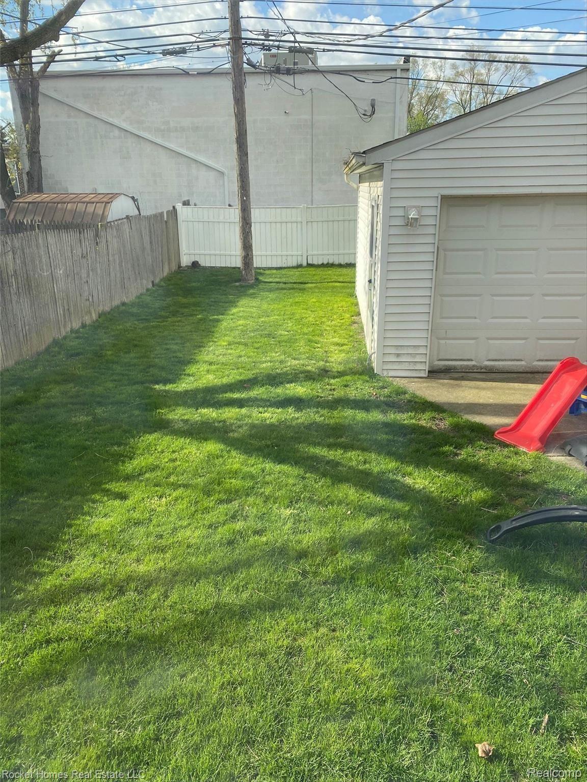 2185 Princeton Road Berkley, MI 48072 - Photo 30 of 34 backyard.jpg