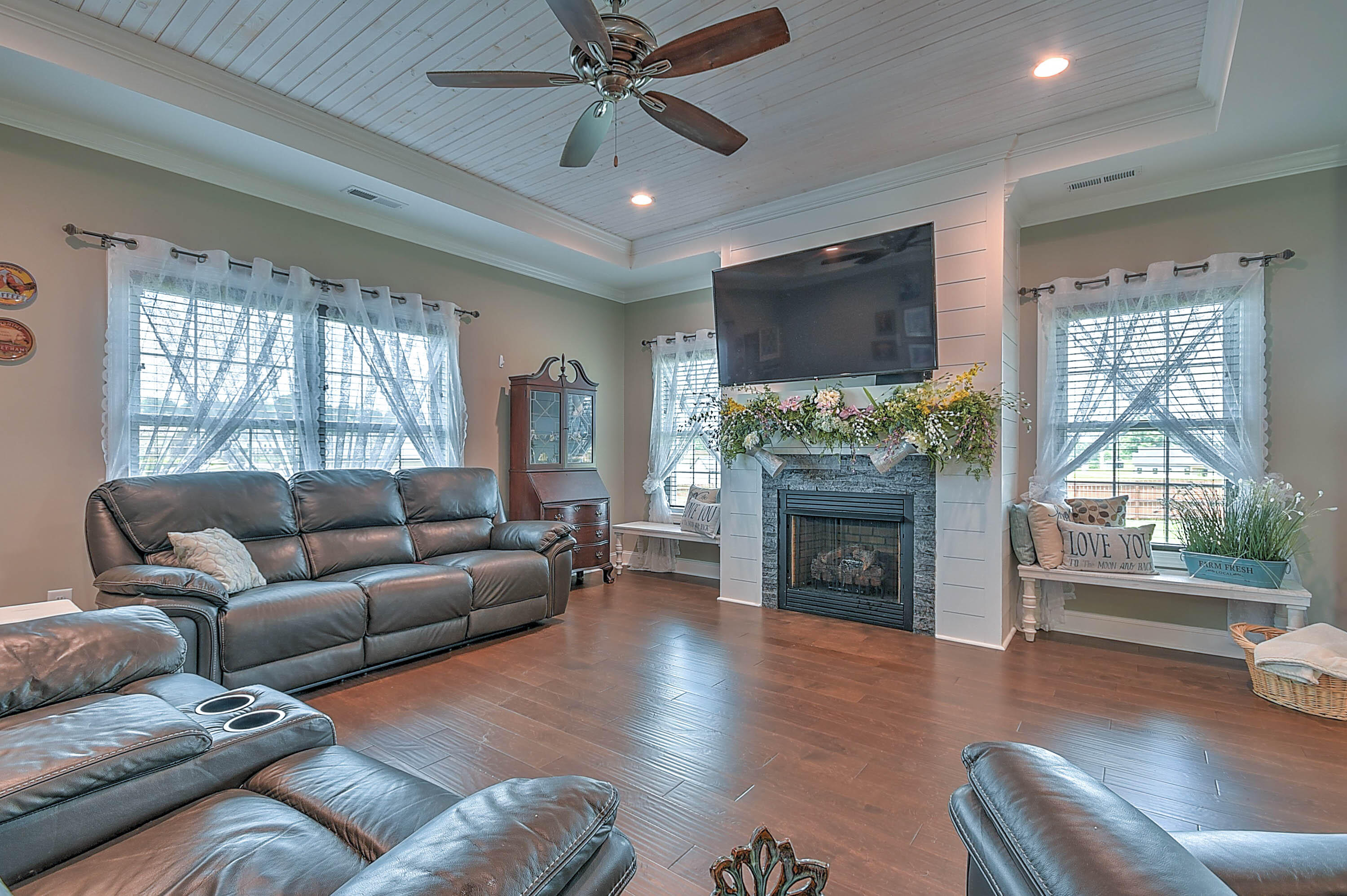135 Rhetts Way Jonesborough, TN 37659 - Photo 8 of 29 Living room