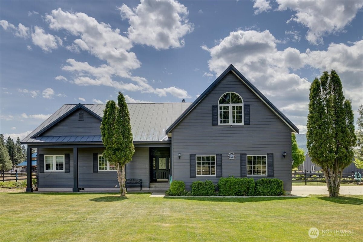 644 Masterson Road Cle Elum, WA 98922 - Photo 8 of 40 a front view of a house with a yard