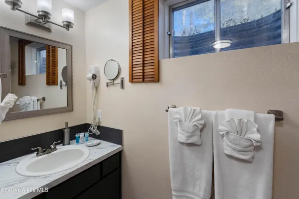 $879,000 | 176 Swan Shores Drive, Sagle, ID 83860