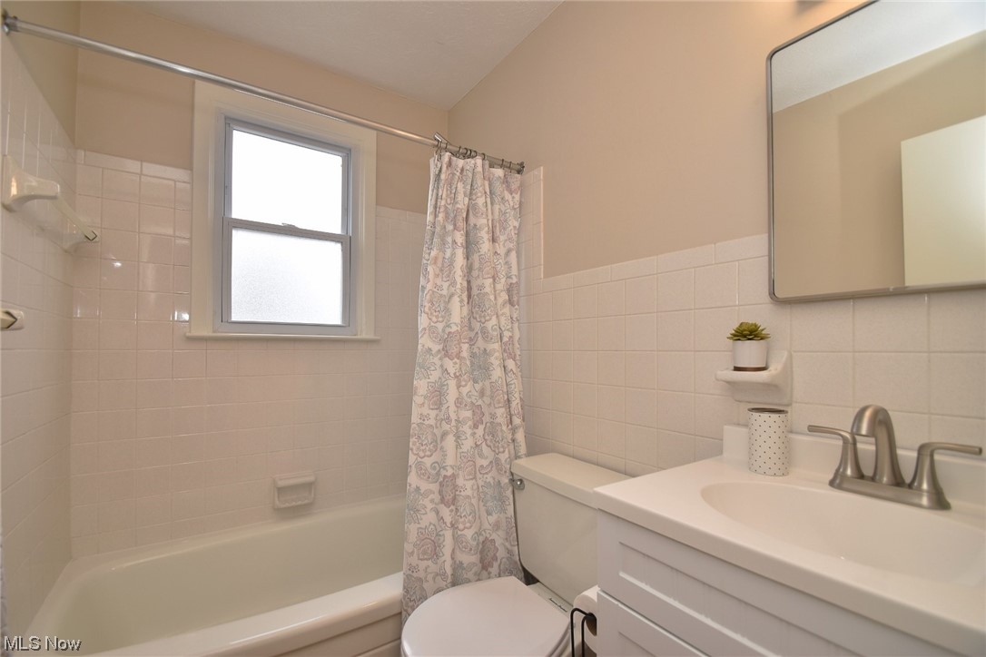 2648 Princeton Road Cleveland, OH 44118 - Photo 23 of 26 Second floor full bath (updated)