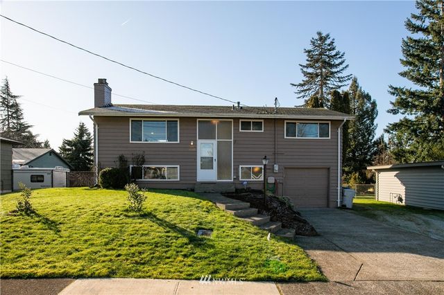 a view of a house with a yard