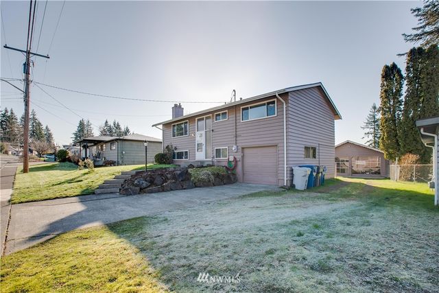 a view of a house with a yard