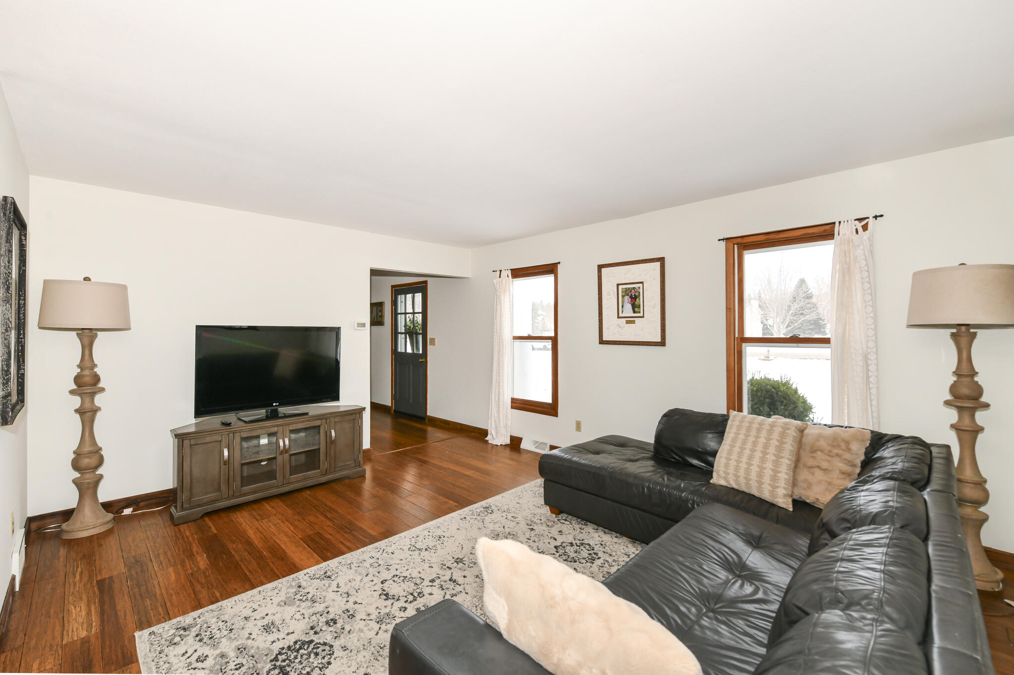 W328S8232 Memory Lane Mukwonago, WI 53149 - Photo 21 of 46 Living Room