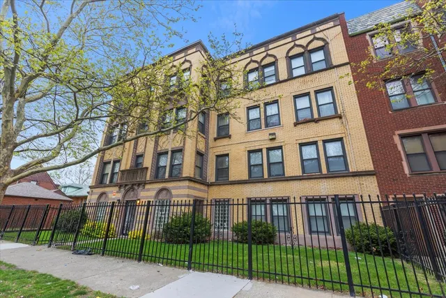 $895 | 1934 East 74th Street, Unit 201, Chicago, IL 60649