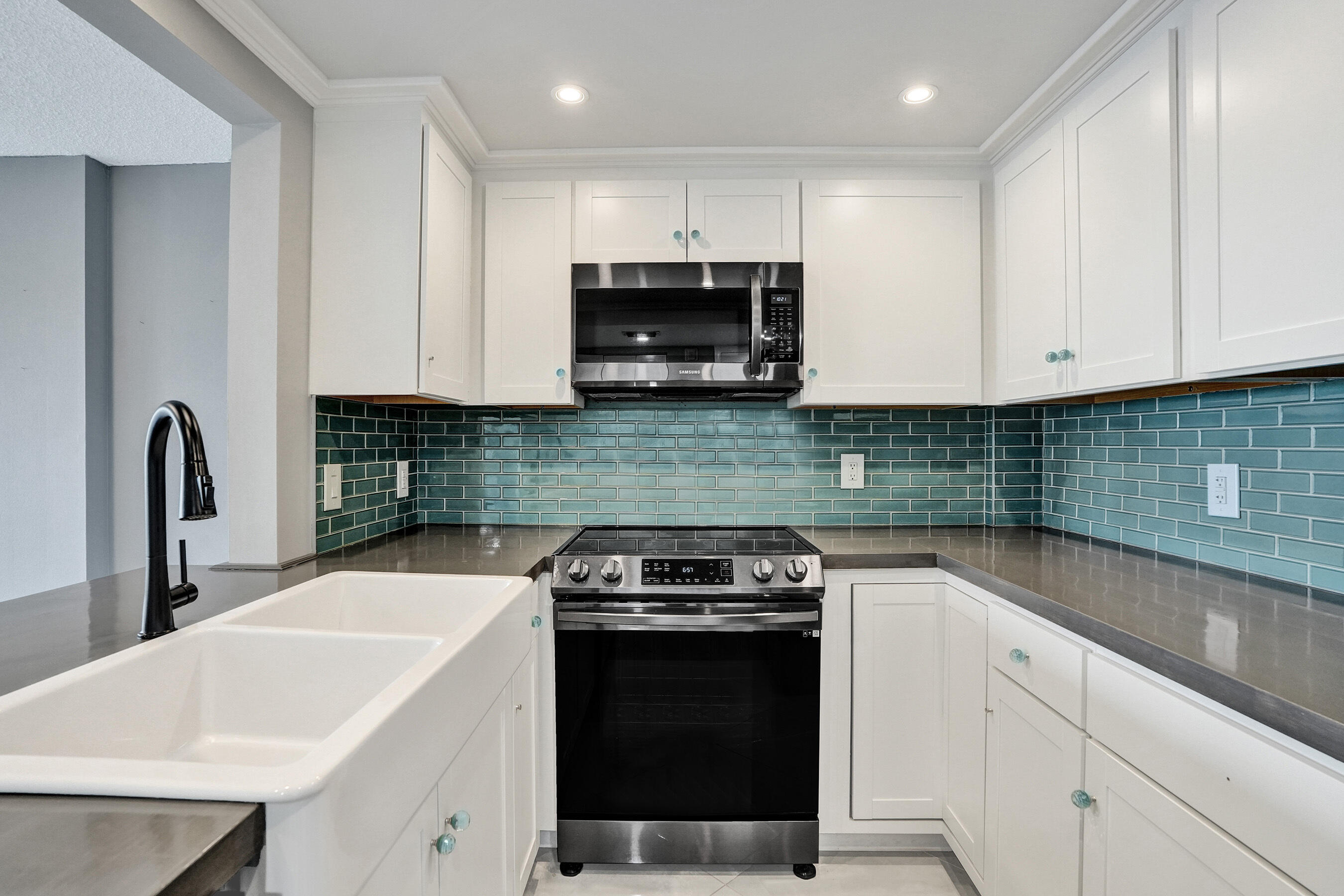 2611 North Riverside Drive, Unit 604 Pompano Beach, FL 33062 - Photo 4 of 72 DSC07809