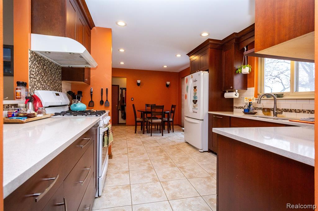 573 Lockmoore Court Rochester Hills, MI 48307 - Photo 11 of 59