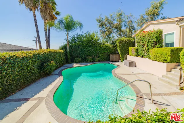 a view of a chair and table in the backyard