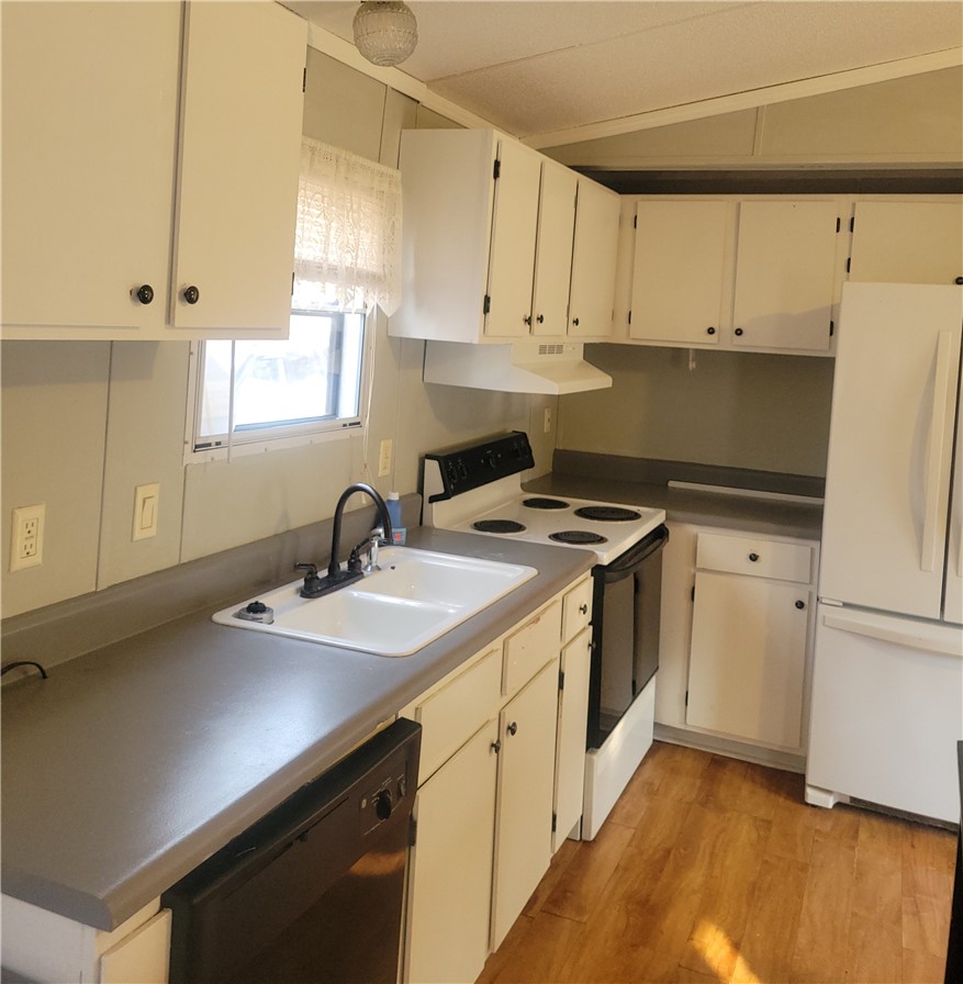 517 Dalton Road Piedmont, SC 29673 - Photo 5 of 12 This kitchen offers an efficient layout with modern appliances and durable flooring.
