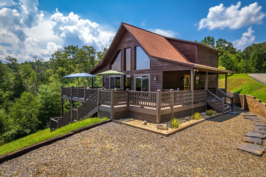 730 Dillon Oaks Drive Murphy, NC 28906 - Photo 2 of 38 a front view of a house with a yard