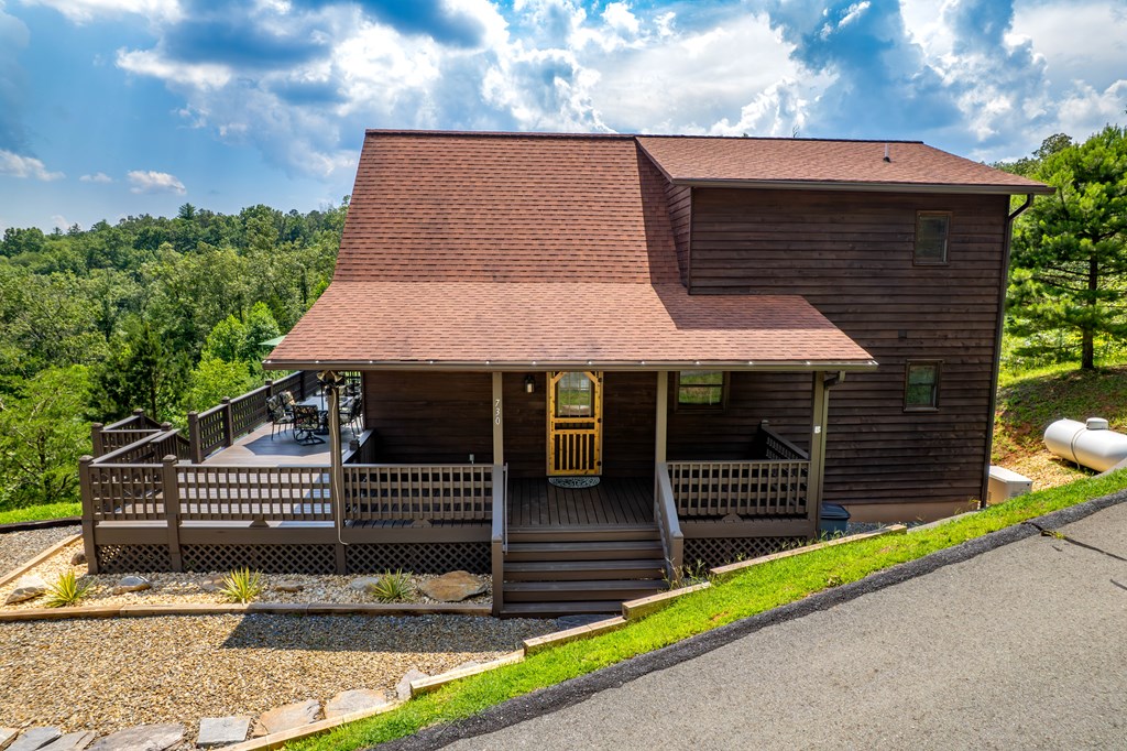 730 Dillon Oaks Drive Murphy, NC 28906 - Photo 4 of 38 a front view of a house with a garden