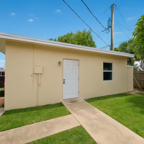 $1,250 | 528 58th Street, Unit 1/2, West Palm Beach, FL 33407