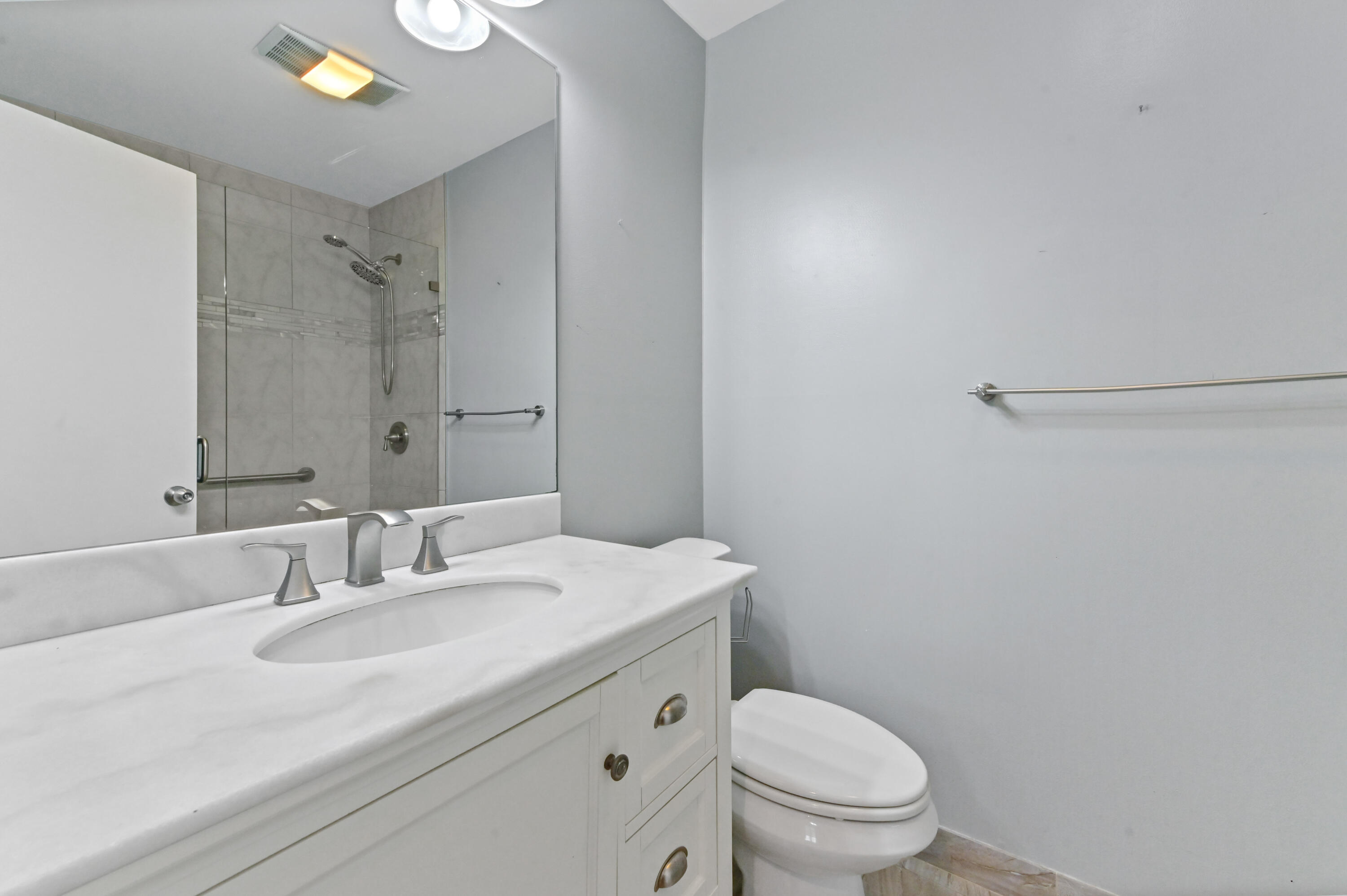 13745 Flora Place, Unit B Delray Beach, FL 33484 - Photo 19 of 28 20 Bathroom 01