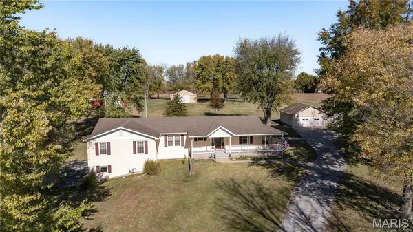 $495,000 | 221 East Roosevelt Drive, Moro, IL 62067