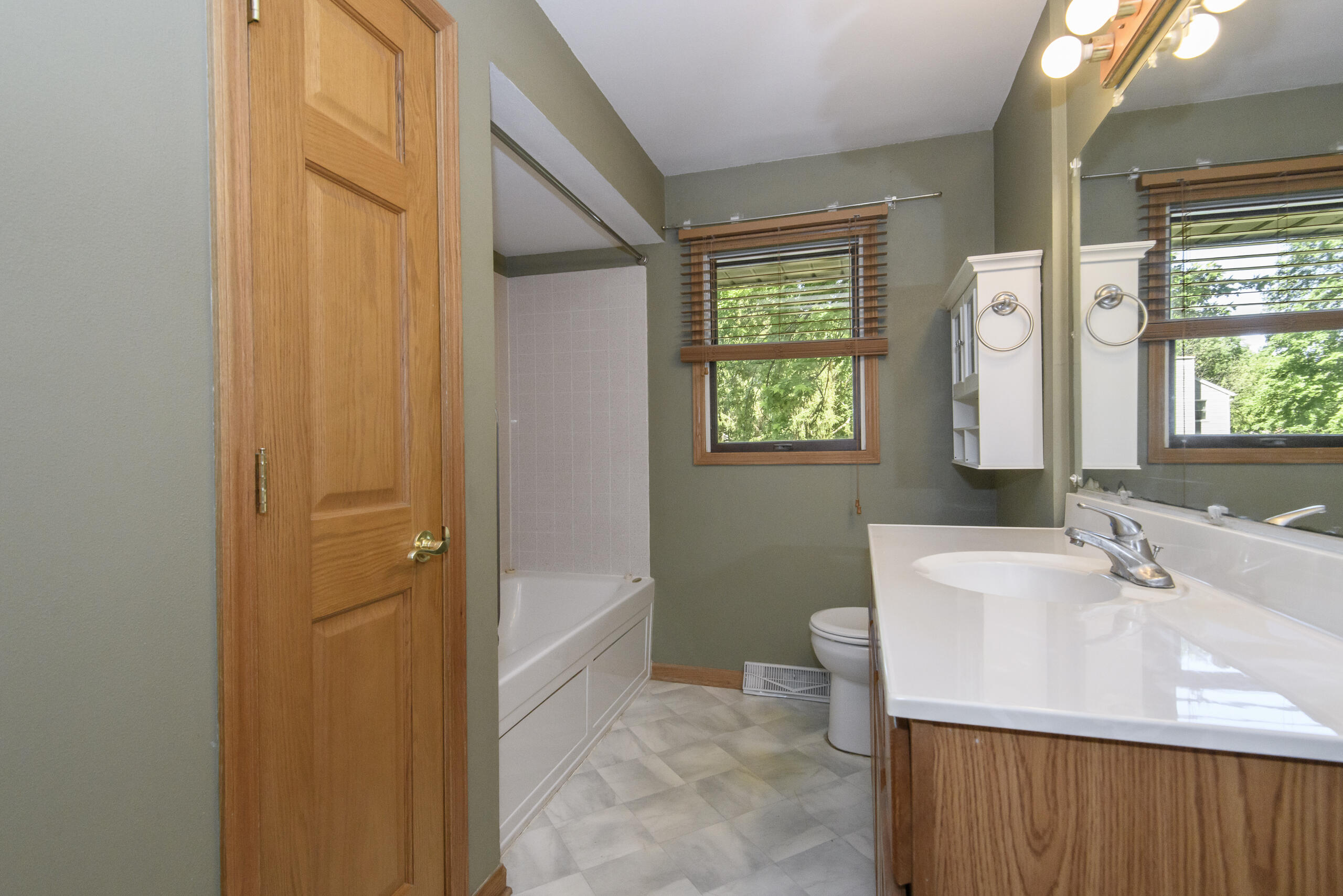 705 Fox Knoll Drive Rochester, WI 53185 - Photo 18 of 52 705 Fox Knoll-27