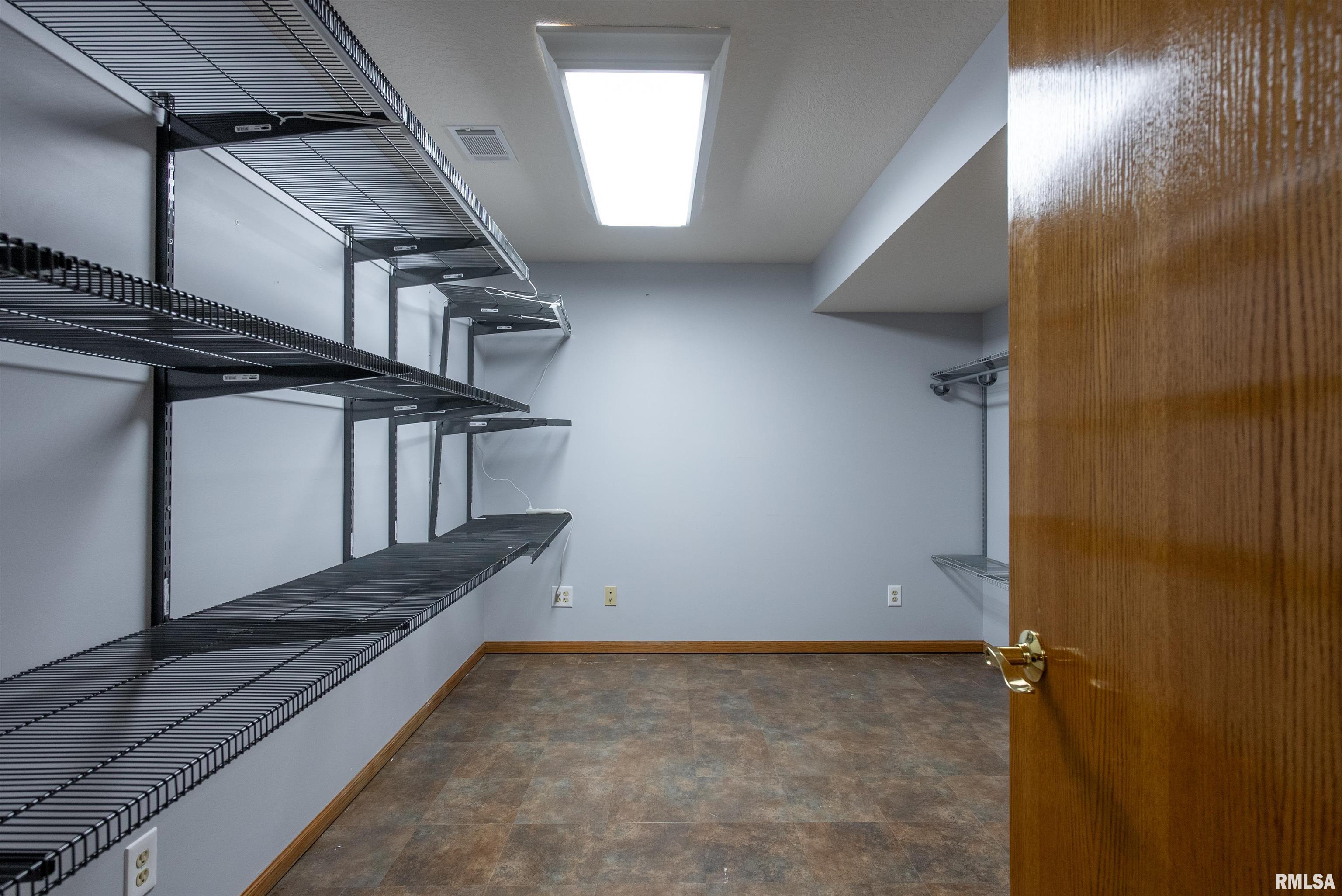 2076 Ashford Road Bettendorf, IA 52722 - Photo 36 of 51 Gallery Image 36