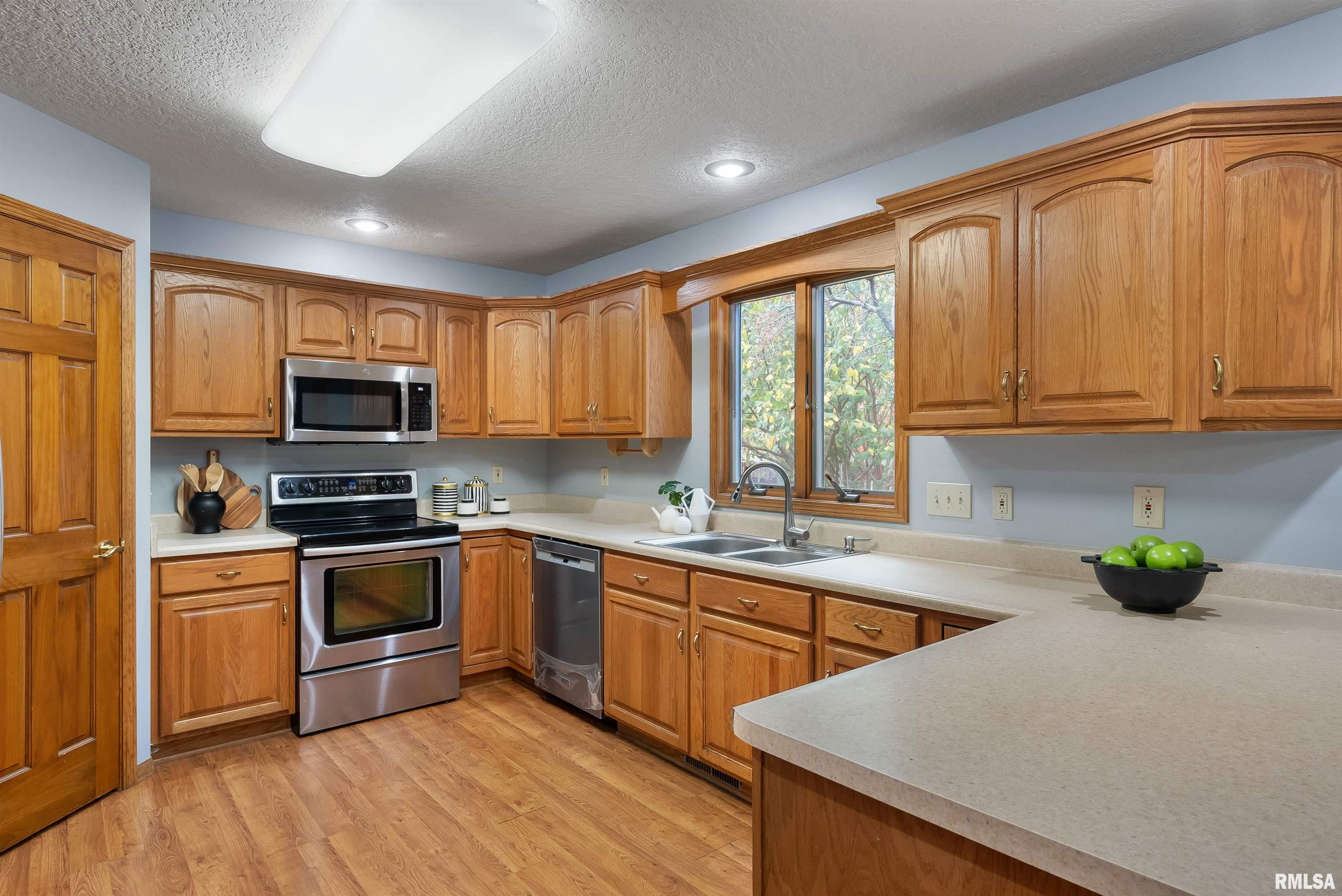 2076 Ashford Road Bettendorf, IA 52722 - Photo 6 of 51 Gallery Image 6