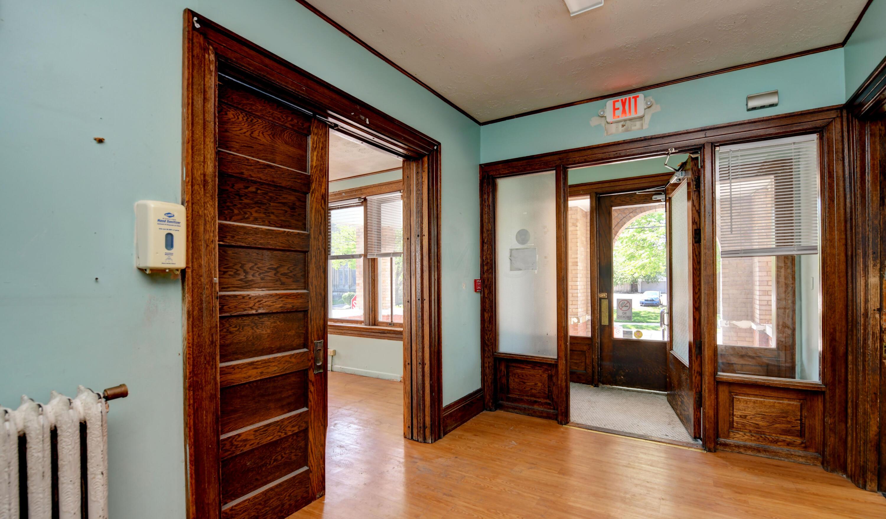 868 Bryden Road Columbus, OH 43205 - Photo 5 of 47 First Floor- Foyer (3)