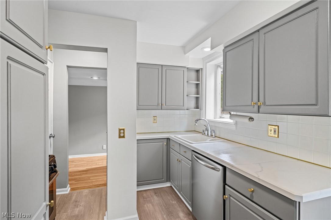 7471 Som Center Road Solon, OH 44139 - Photo 15 of 34 Beauful cabnets and quartz counters