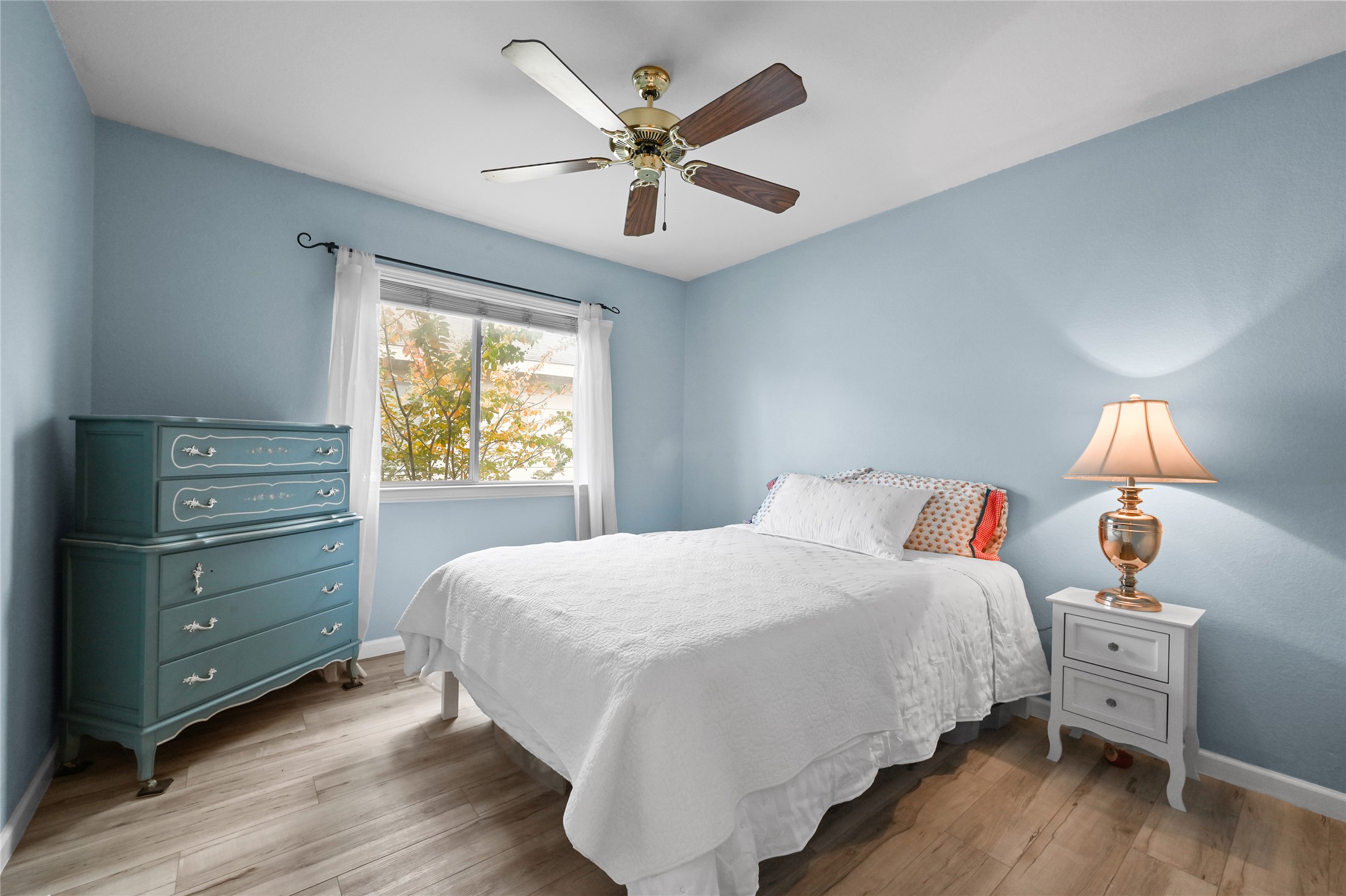 7620 Cayenne Lane Austin, TX 78741 - Photo 20 of 27 a bedroom with a bed and a window