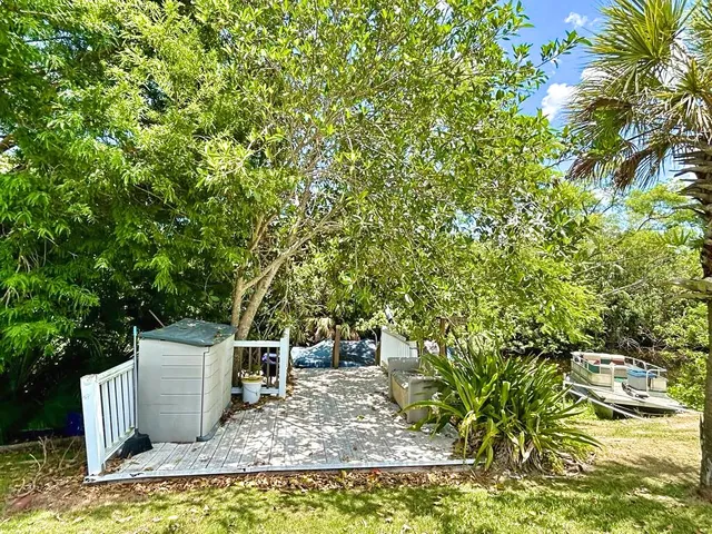 a view of a back yard