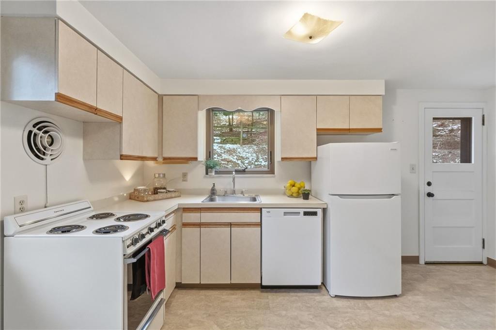 408 Burlington Road Pittsburgh, PA 15221 - Photo 12 of 34