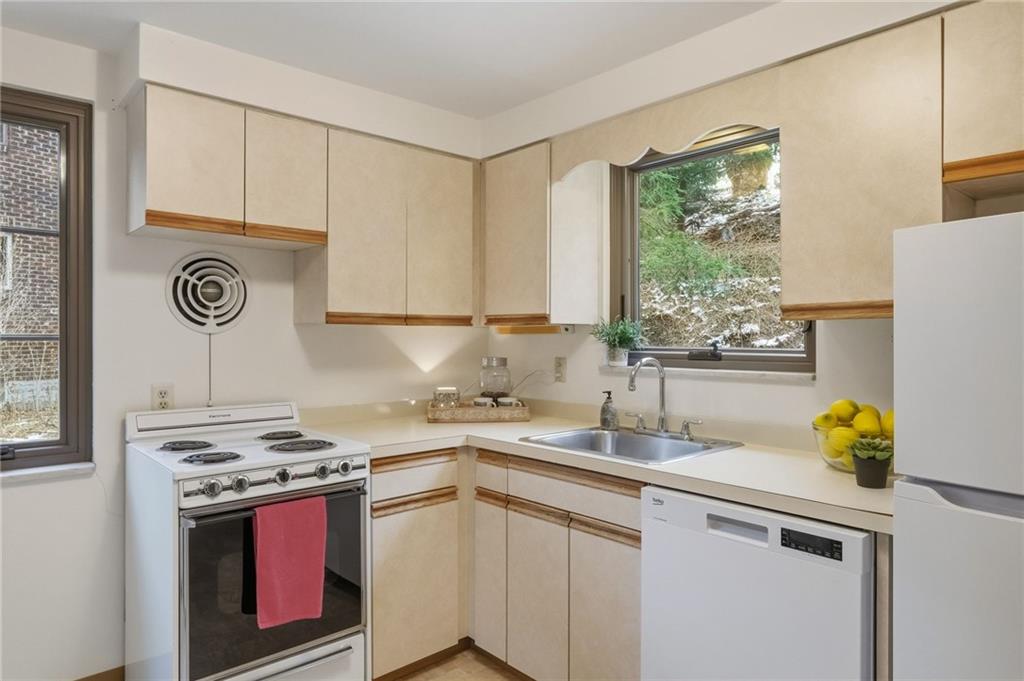 408 Burlington Road Pittsburgh, PA 15221 - Photo 13 of 34