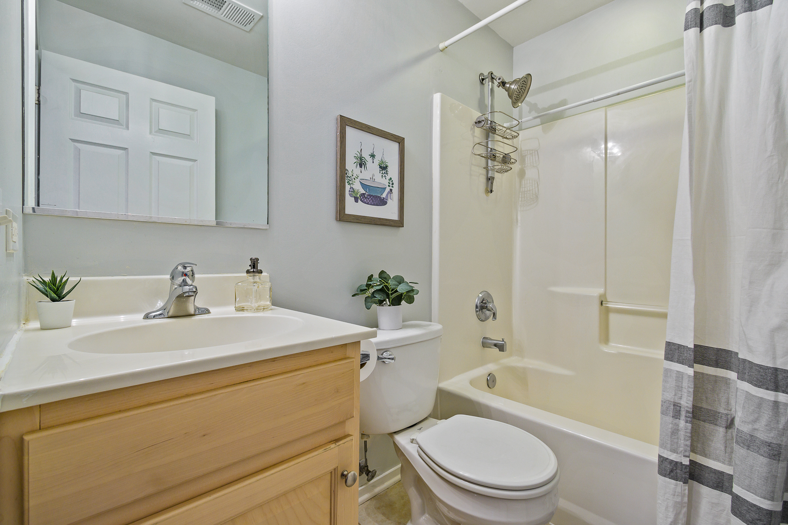 51 West 15th Street, Unit K2 Chicago, IL 60605 - Photo 23 of 28 a bathroom with a sink a toilet and a bathtub