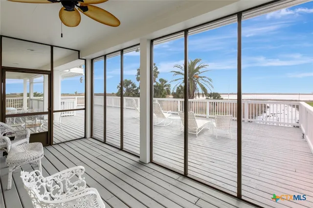 a view of sitting area with porch