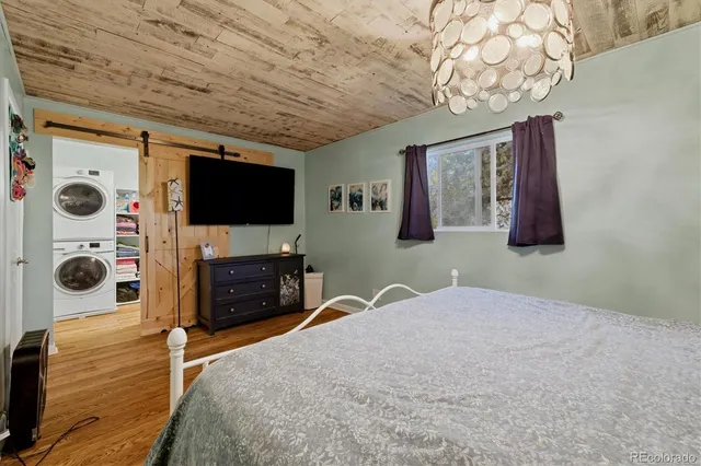 a view of a storage & utility room with dryer and washer