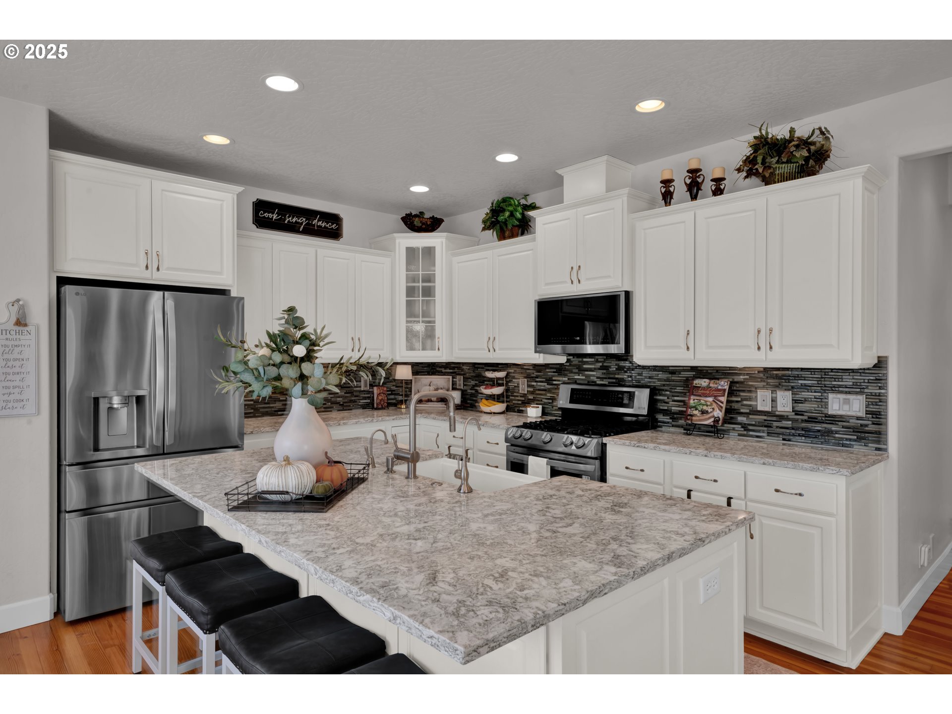 685 St Andrews Loop Creswell, OR 97426 - Photo 17 of 47 a kitchen with stainless steel appliances kitchen island granite countertop a sink and cabinets