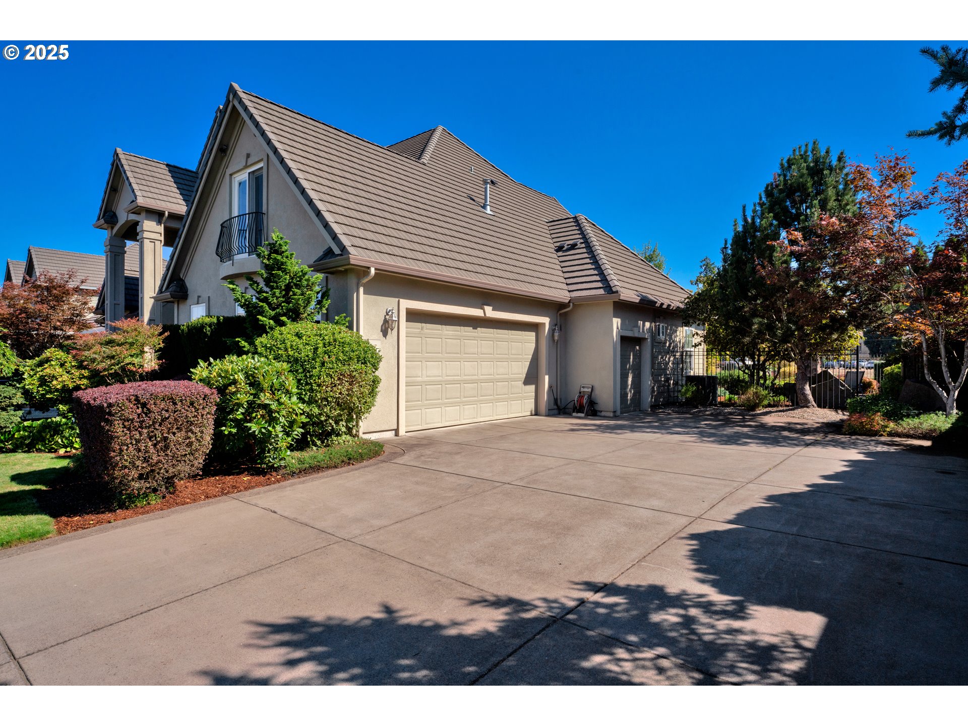 685 St Andrews Loop Creswell, OR 97426 - Photo 2 of 47 a front view of a house with a yard and garage