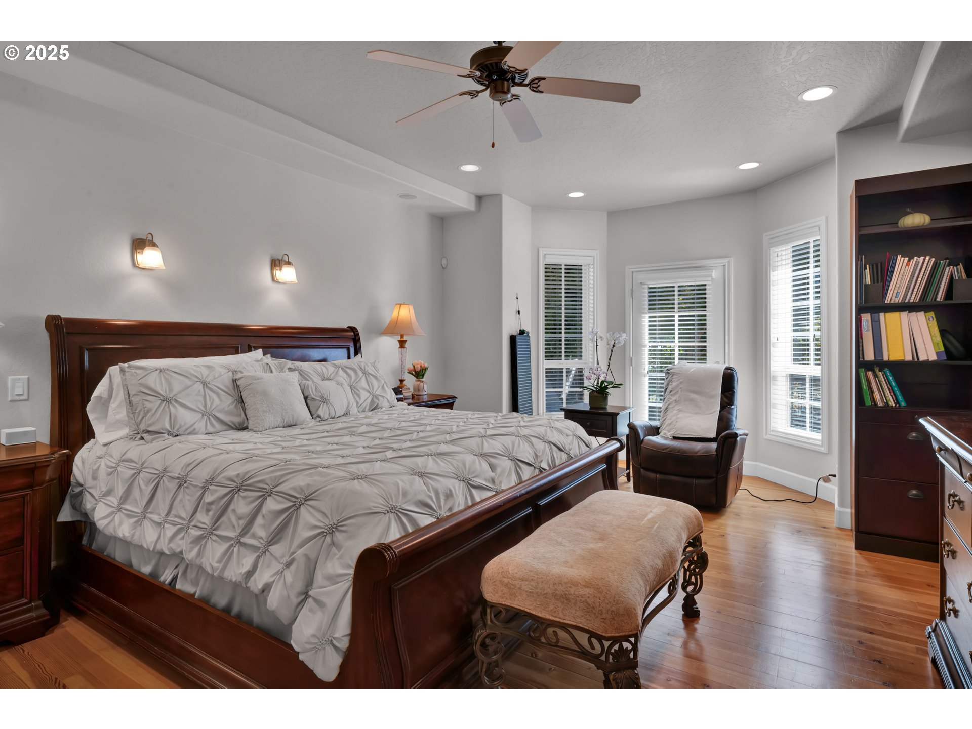 685 St Andrews Loop Creswell, OR 97426 - Photo 21 of 47 a spacious bedroom with a bed a dresser and a chandelier