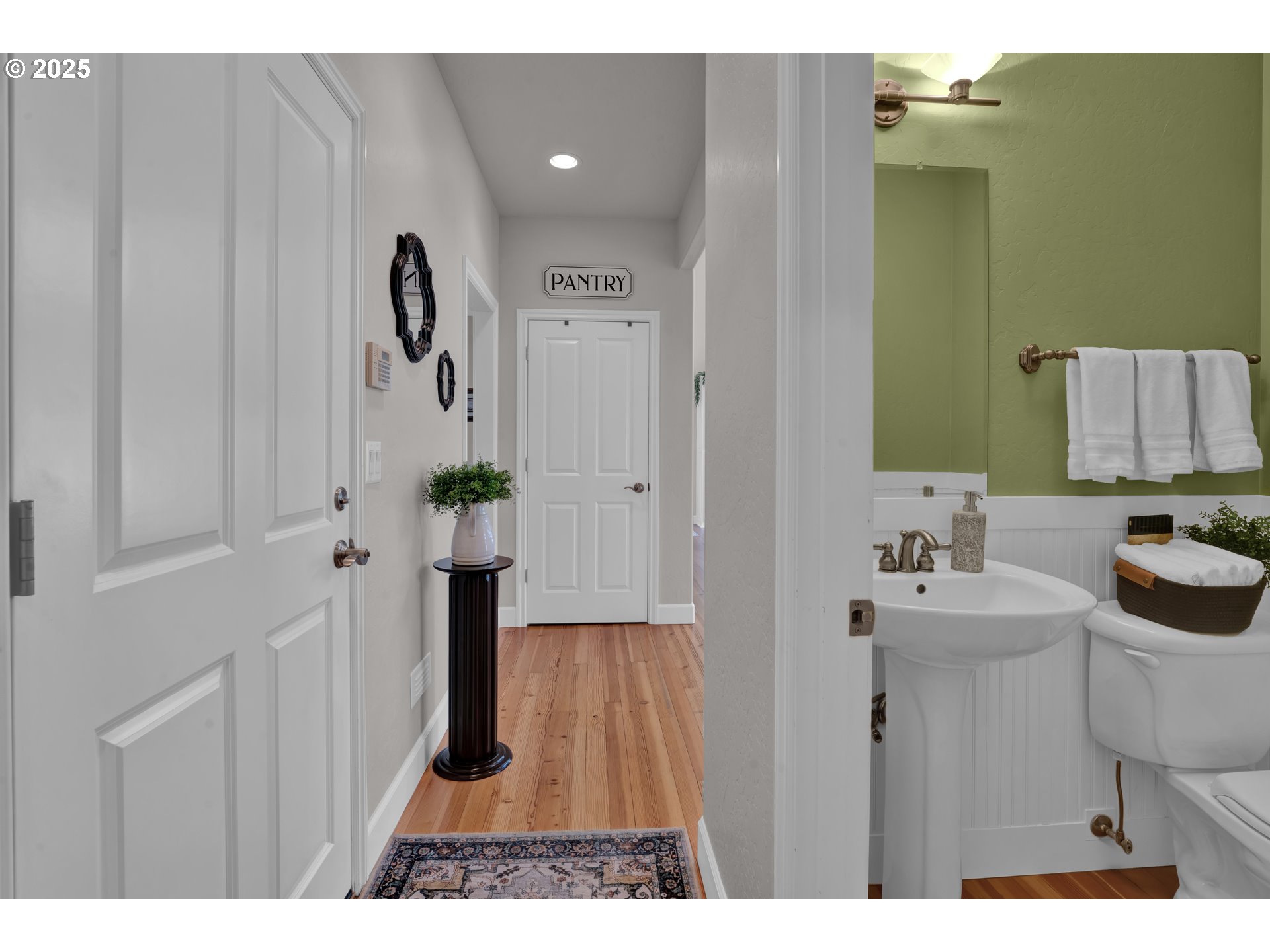 685 St Andrews Loop Creswell, OR 97426 - Photo 25 of 47 a bathroom with a sink a toilet and mirror