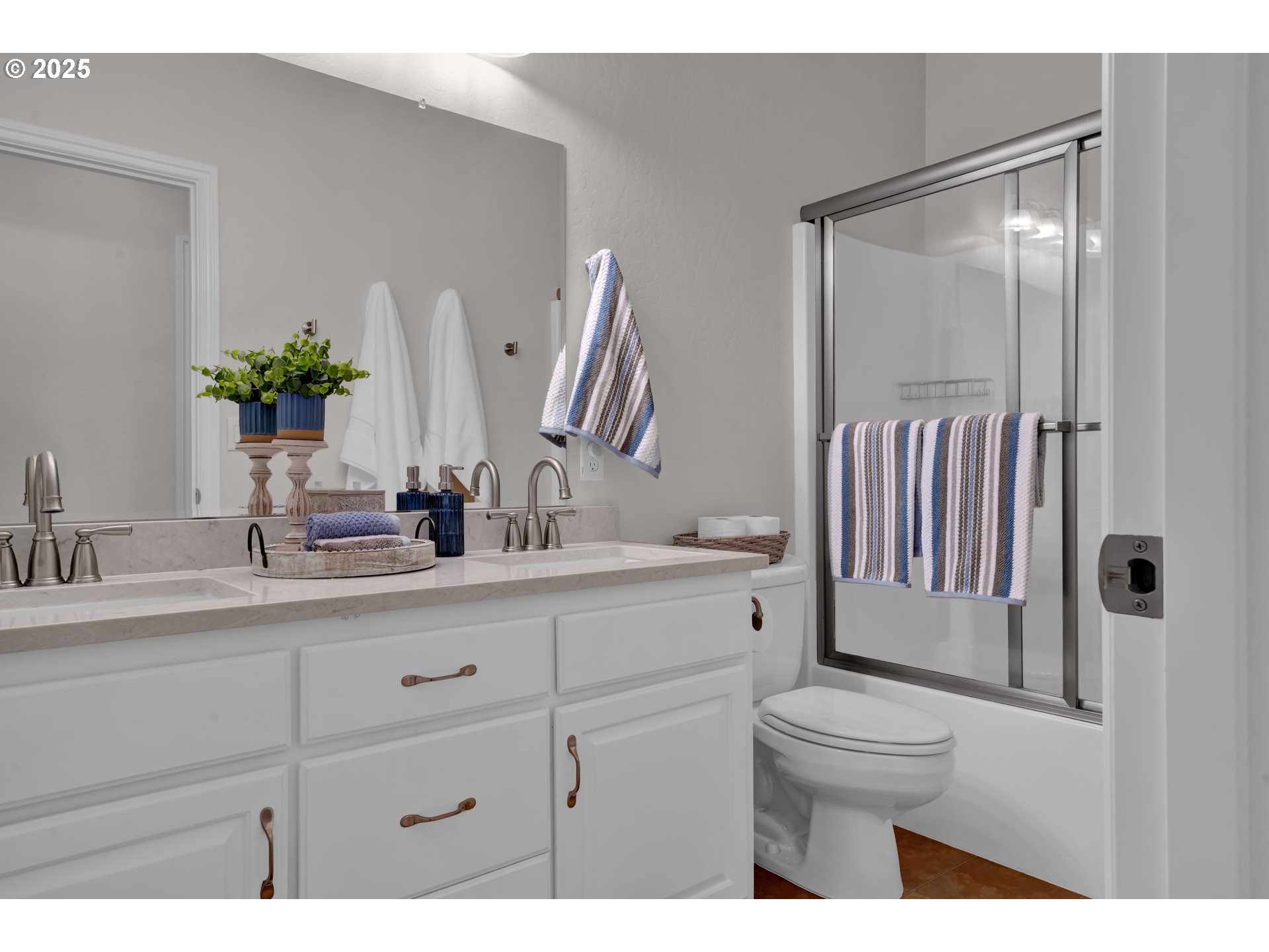 685 St Andrews Loop Creswell, OR 97426 - Photo 35 of 47 a bathroom with a sink a toilet and shower