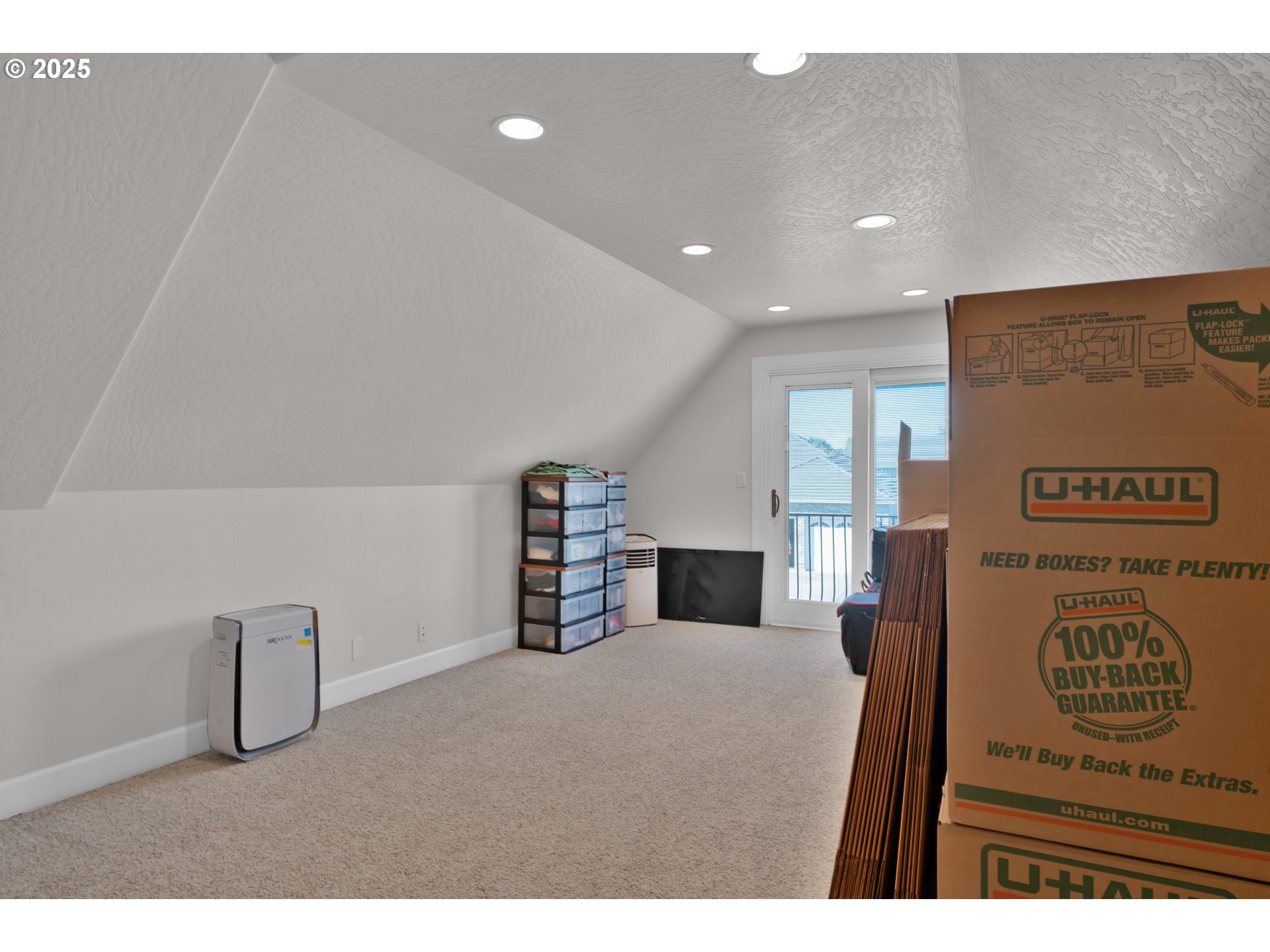 685 St Andrews Loop Creswell, OR 97426 - Photo 36 of 47 a kitchen that has a sink and a stove