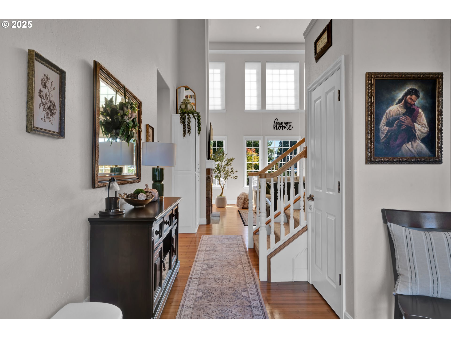 685 St Andrews Loop Creswell, OR 97426 - Photo 4 of 47 a living room with furniture and a wooden floor