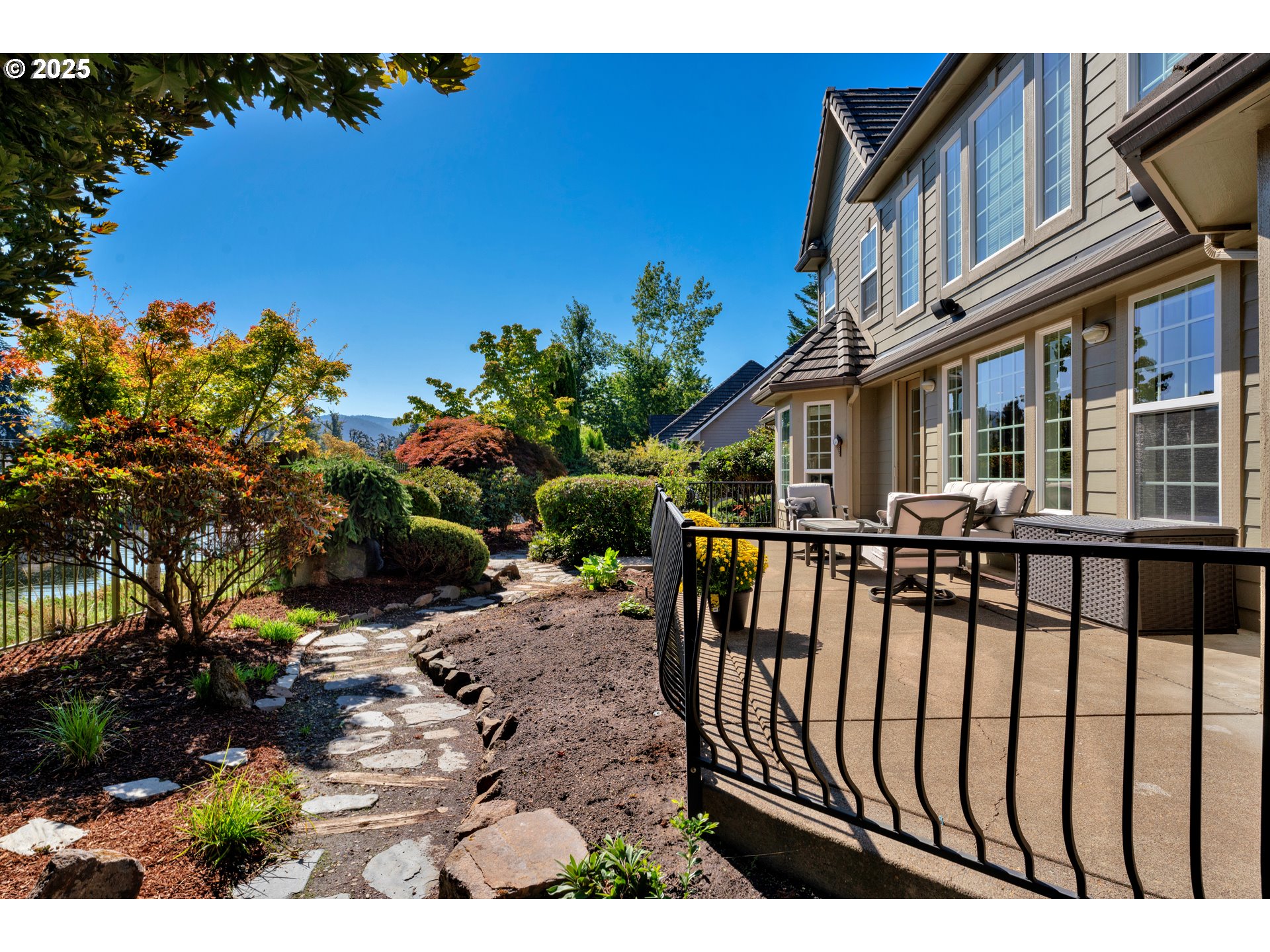 685 St Andrews Loop Creswell, OR 97426 - Photo 41 of 47 a view of a house with a flower garden