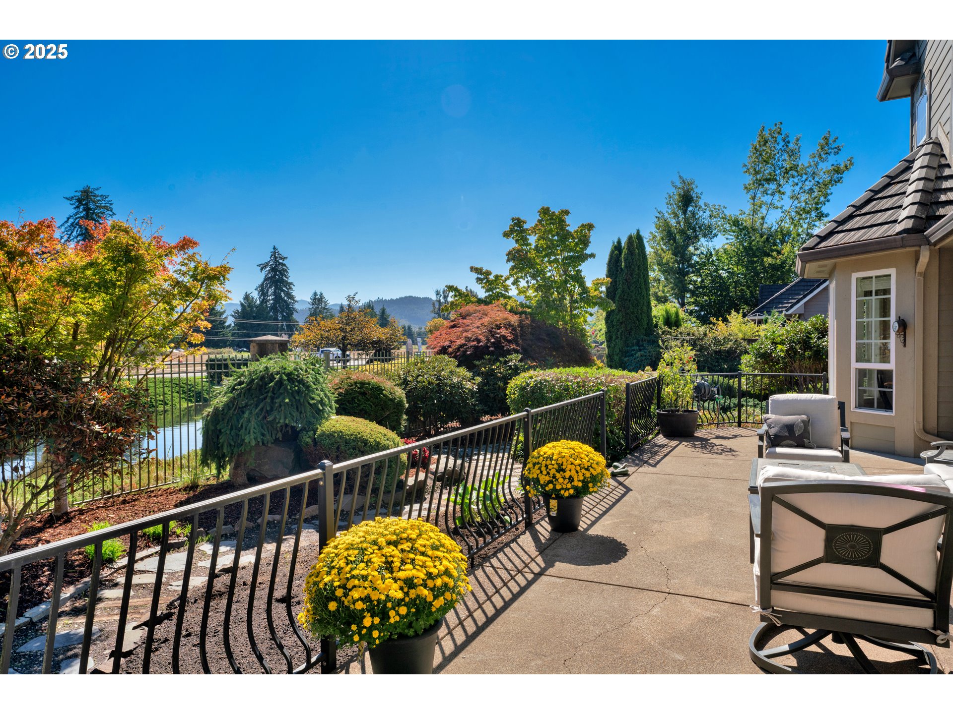 685 St Andrews Loop Creswell, OR 97426 - Photo 42 of 47 a view of a chairs and table in patio with a lake view