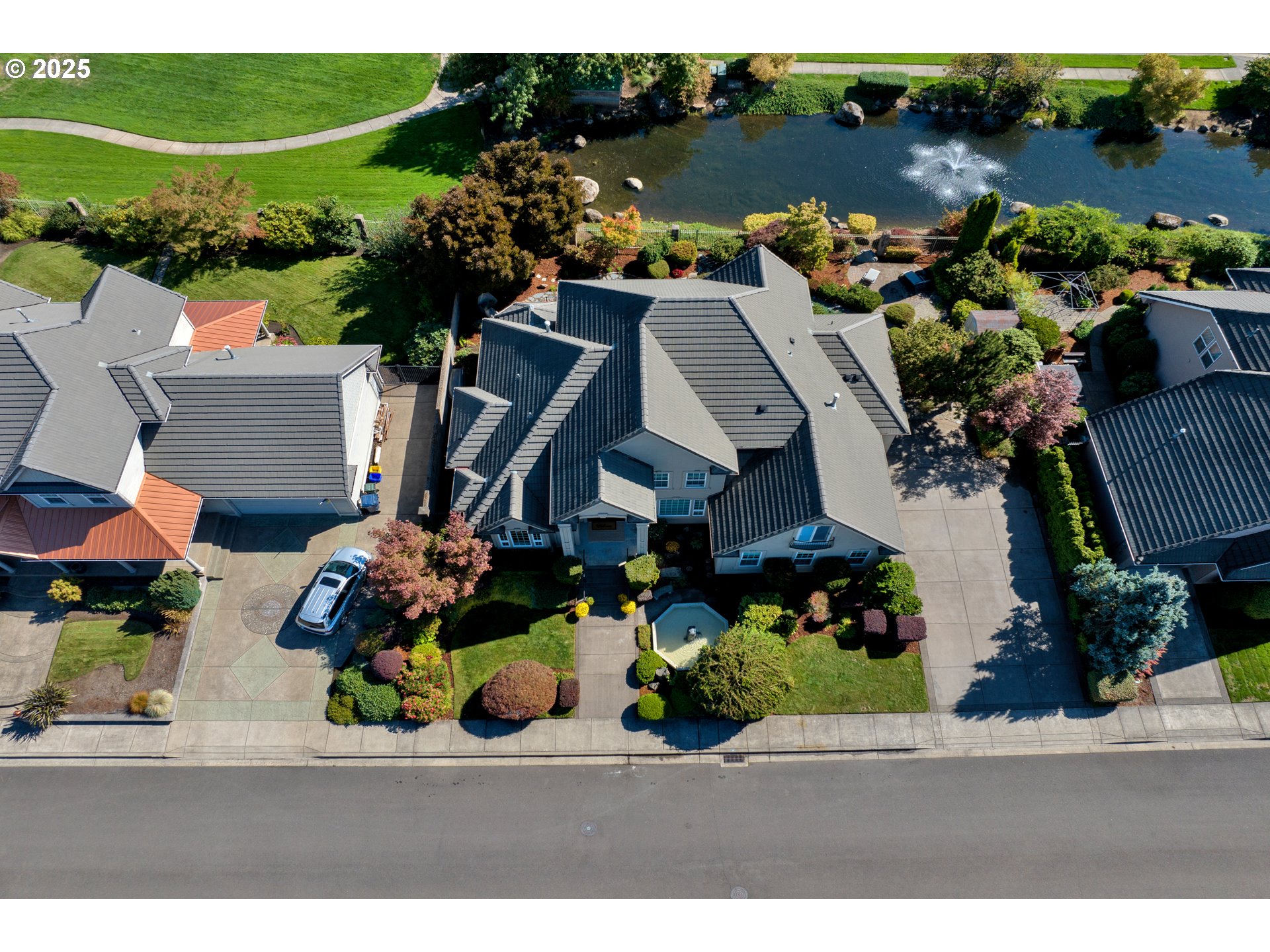 685 St Andrews Loop Creswell, OR 97426 - Photo 43 of 47 an aerial view of a house with a garden and lake view